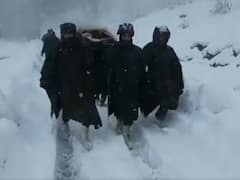 Indian Army Carries Pregnant Woman In Critical Condition To Hospital Amid Heavy Snowfall | WATCH