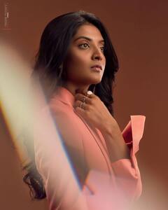 Actress nivethidha sathish : நாட்டியம் ஆடும் அழகில் போஸ் கொடுத்த நிவேதிதா சதீஷ்..வாவ்! வாட் அஹ் அழகு!