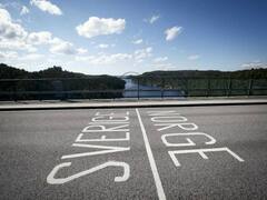 strangest borders : வித்தியாசமான சர்வதேச எல்லையை பகிர்ந்துள்ள நாடுகளின் புகைப்படங்கள் இங்கே