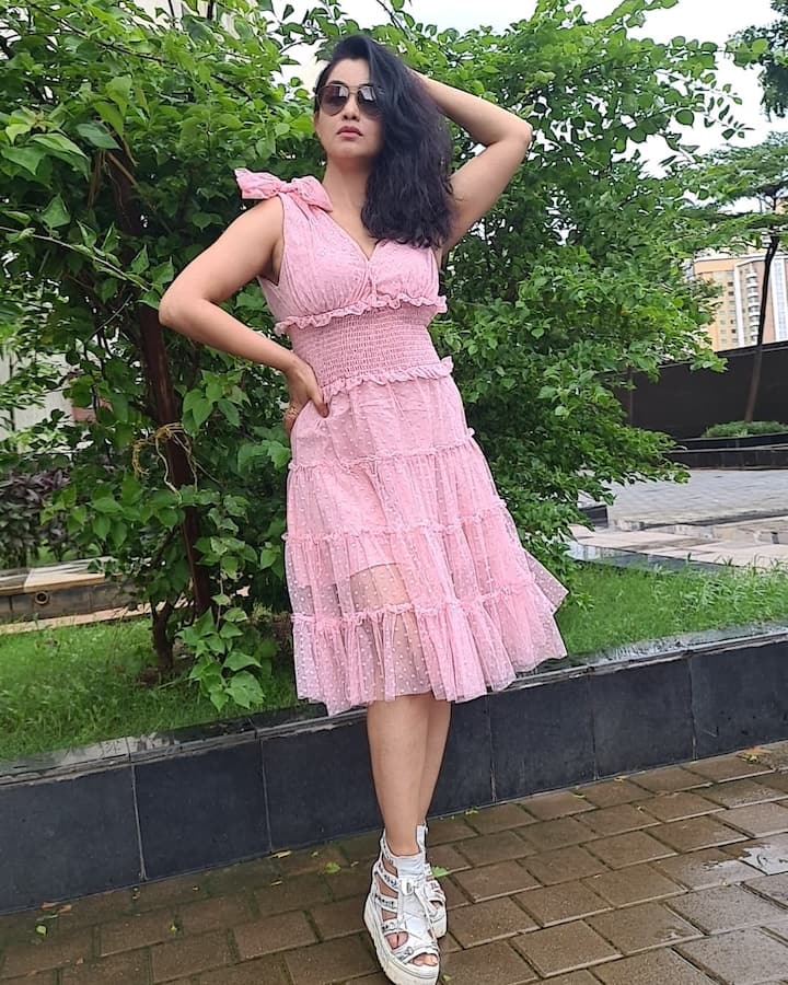 भाबीजी घर पर हैं शो में ठेठ देहाती दिखने वाली शुभांगी अत्रे रियल लाइफ में बेहद ग्लैमरस और सिजलिंग हैं.