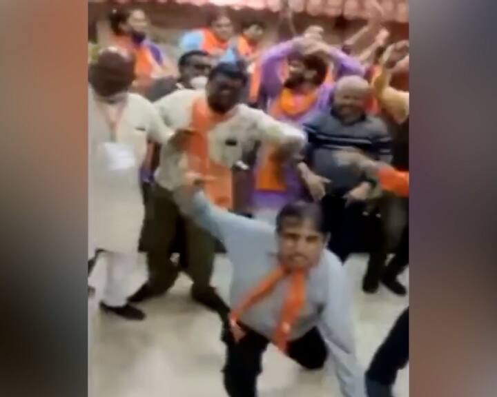 Video of BJP workers in Ahmedabad dancing to film songs in training class went viral કોરોનાનાં નિયંત્રણોની ઐસીતૈસી કરીને ભાજપના નેતા-કાર્યકરોએ ‘હમ સબ કિ પરવા કરેં ક્યું' પર કર્યો ડાન્સ, જુઓ વીડિયો