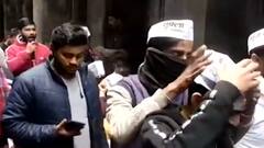 Kanpur में 'AAP' उड़ा रहा चुनाव आयोग के हिदायतों की धज्जियां, डोर टू डोर प्रचार कर रहें कई नेता