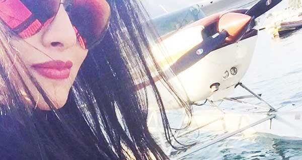 गजनी फिल्म में आमिर खान के साथ काम कर चुकीं एक्ट्रेस असिन भी प्लेन उड़ा लेती हैं. उन्होंने इटली में किसी वेकेशन के दौरान अपने इस हुनर का परिचय भी दिया था.