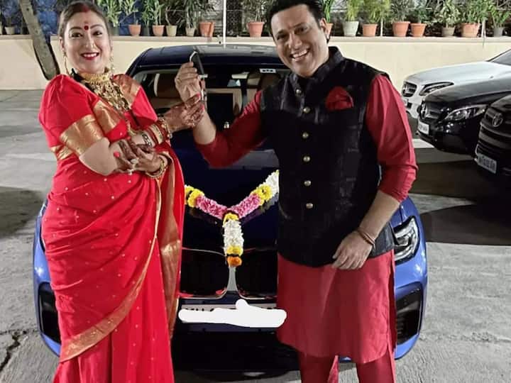 गोविंदा ने 2021 में करवा चौथ के मौके पर अपनी पत्नी सुनीता आहूजा को एक चमचमाती BMW कार गिफ्ट थी. गोविंदा ने सुनीता को कार की चाबी देते हुए फोटो भी शेयर की थी.