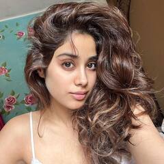 Janhvi kapoor Photos: વિખરાયેલા વાળ, મોંમાં Thermometer અને મેકઅપ વગર જ્હાન્વી કપૂરે શેર કરી મોર્નિંગ સેલ્ફી