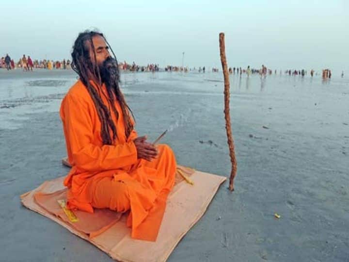 बता दें कि गंगासागर मेला (Ganga Sagar Mela 2022) पश्चिम बंगाल में कोलकाता के निकट हुगली नदी के तट पर लगता है. ये उसी जगह पर लगता है जहां गंगा नदी बंगाल की खाड़ी में जाकर मिलती है. जहां गंगा और सागर का मिलन होता है उसे गंगा सागर कहा जाता है.