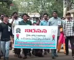 నెల్లూరులో విధులను బహిష్కరించి ఆందోళనకు దిగిన ఉద్యోగులు