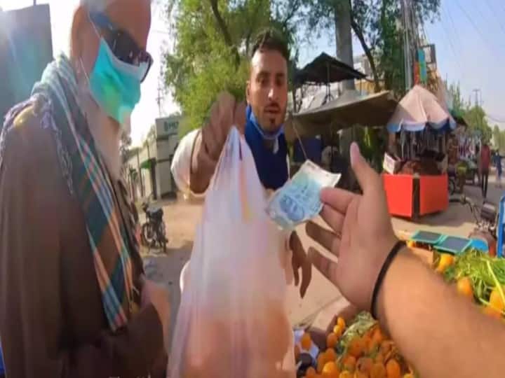 YouTuber tried to buy things using indian currency video goes viral Watch: शख्स ने पाकिस्तान में की इंडियन करेंसी से खरीदारी की कोशिश, फिर जो हुआ...