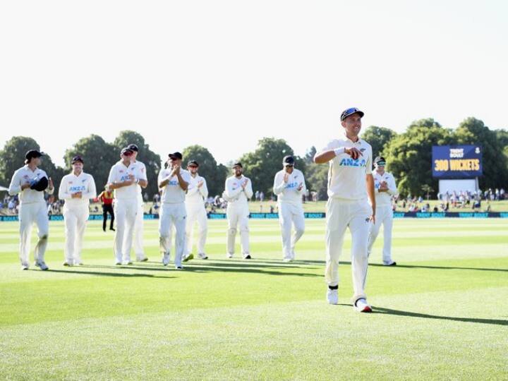 बोल्ट ने 75 टेस्ट मैचों में 300 विकेट पूरे किए हैं. वे सबसे तेज 300 विकेट लेने के मामले में कई गेंदबाजों से आगे निकल गए हैं.