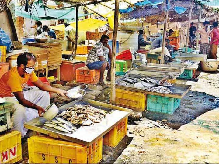 தஞ்சையில் தற்காலிக மீன் சந்தை அமைக்க பொதுமக்கள் எதிர்ப்பு- சாலையில் கட்டைகளை போட்டு போராட்டம்