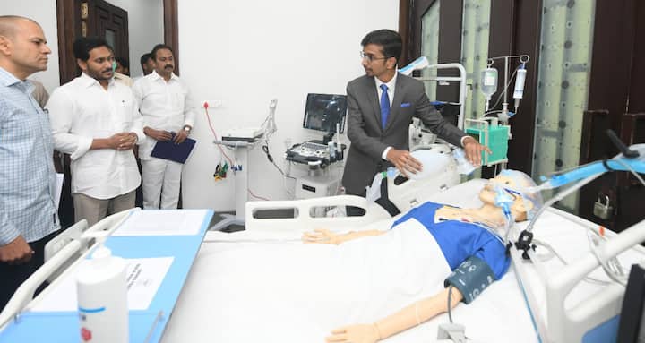 సీఎం క్యాంప్ కార్యాలయంలో వైద్య, ఆరోగ్యశాఖ ఏర్పాటు చేసిన అత్యాధునిక వైద్య పరికరాలను పరిశీలించి, వాటి పనితీరును సీఎం వైఎస్ జగన్ ఆరా తీశారు.