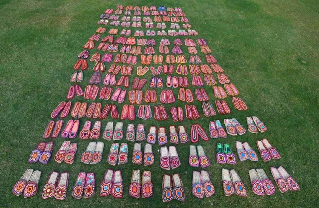 PM Narendra Modi sends 100 pairs of jute footwear for the workers at Kashi Vishwanath Dham કાશી વિશ્વનાથ ધામમાં ઉઘાડા પગે કામ કરતા હતા કર્મચારીઓ, પીએમ મોદીએ મોકલી આ ખાસ ભેટ