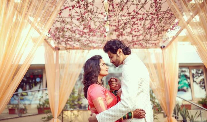 त्यांच्या साखरपुड्याचे फोटो सोशल मीडियावर अजूनही व्हायरल होत आहेत.  ( photo: hruta12/ig)