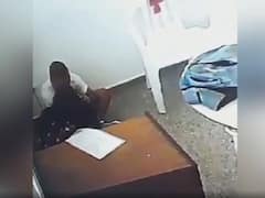 Judge Romance In Jail : జైలు గదిలో ఖైదీతో మహిళా జడ్జి ముద్దు ముచ్చట్లు ! వీడియో బయటకు వస్తే ఊరుకుంటారా ?