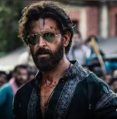 VikramVedha Poster: ఒళ్లంతా రక్తంతో అదిరే లుక్స్ తో హృతిక్ రోషన్