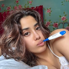 Janhvi kapoor Photos: વિખરાયેલા વાળ, મોંમાં Thermometer અને મેકઅપ વગર જ્હાન્વી કપૂરે શેર કરી મોર્નિંગ સેલ્ફી