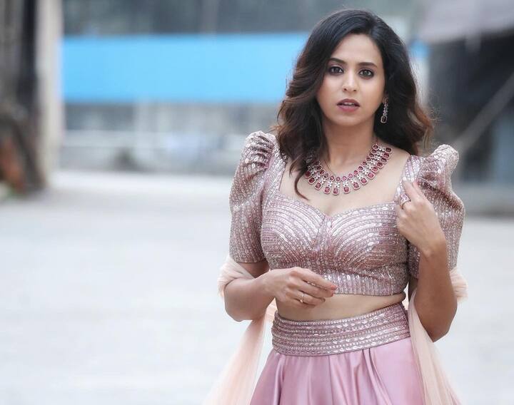 'दिल, दोस्ती, दुनियादारी' या मालिकेतून मराठी मनोरंजन सृष्टीत पदार्पण करणारी अभिनेत्री म्हणजे स्वानंदी टिकेकर. (Photo:@swananditikekar/IG)