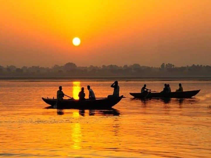कपिल मुनि के श्राप से जब उन्हें कई वर्षों तक मुक्ति नहीं मिली तो राजा सगर के पौत्र भगीरथ ने कपिल मुनि के आश्रम पहुंचे, और वहां जाकर उनसे माफी मांगी. और अपने पुरखों की मुक्ति का उपाय पूछा. उस समय कपिल मुनि ने उन्हें गंगा जल से मुक्ति पाने का उपाय बताया. कपिल मुनि के बताए अनुसार राजा भगीरथ कठिन तप करके गंगा को पृथ्वी पर लाए. 8. गंगा सागर में स्नान के बाद भगवान सूर्य को अर्ध्य दिया जाता है. इतना ही नहीं, इस दिन श्रद्धालु समुद्र देवता को नारियल और यज्ञोपवीत भेंट करते हैं. ऐसी मान्यता है कि मकर संक्रांति के दिन यहां स्नान करने से सभी मनोकामनाएं पूरी होती हैं और श्रद्धालु को मोक्ष की प्राप्ति होती है.