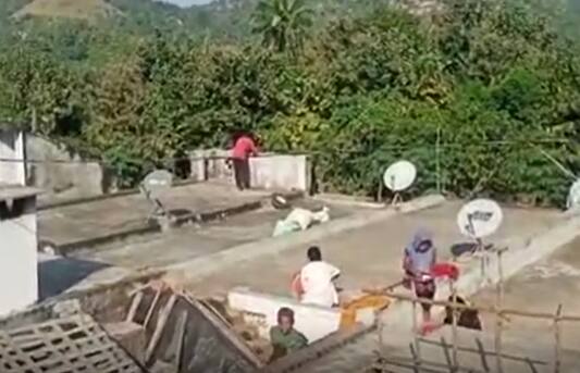 Hack for phone signal: సెల్ ఫోన్ సిగ్నల్ కోసం ఆ గ్రామవాసుల ఇక్కట్లు