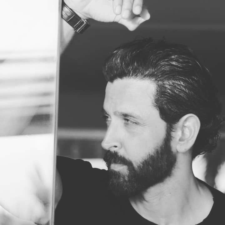 अभिनेता हृतिक रोशन (Hrithik Roshan) खराखुरा बॉलिवूडचा ग्रीक गॉड आहे, असं म्हटलं तर वावगं ठरणार नाही. वयाच्या 47 वर्षीही त्याचा फिटनेस तरुणांना लाजवेल असा आहे. (photo courtesy : @hrithikroshan/ig)