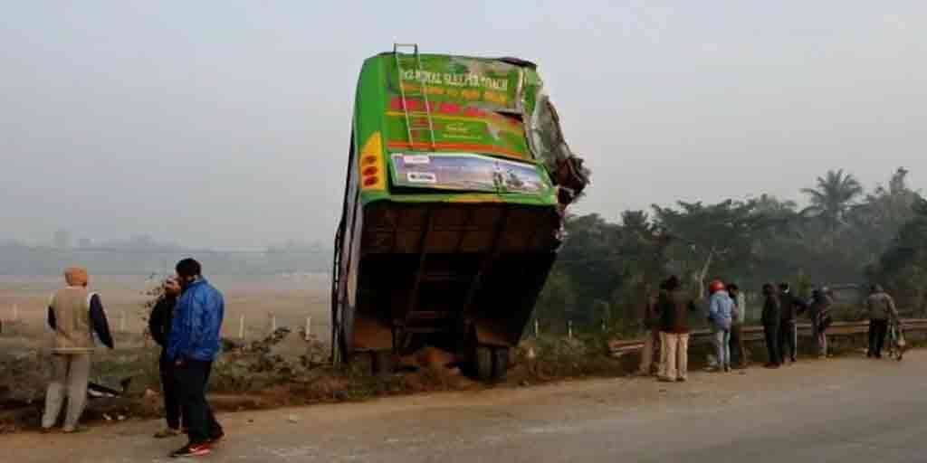 West Midnapore: two buses crashed on the national highway at west midnapore in the morning West Midnapore: ওভারটেকের জের, সাতসকালে বেলদার জাতীয় সড়কে ভয়াবহ বাস দুর্ঘটনা