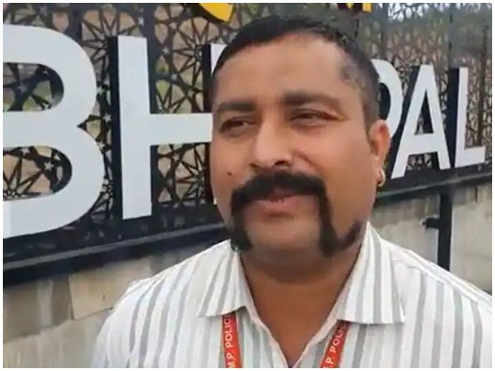 Suspended MP constable Rakesh Rana reinstated due to long mustache, effect of ABP News news लंबी मूंछों के कारण सस्पेंड किए गए MP के कांस्टेबल राकेश राणा हुए बहाल, एबीपी न्यूज़ की खबर का असर