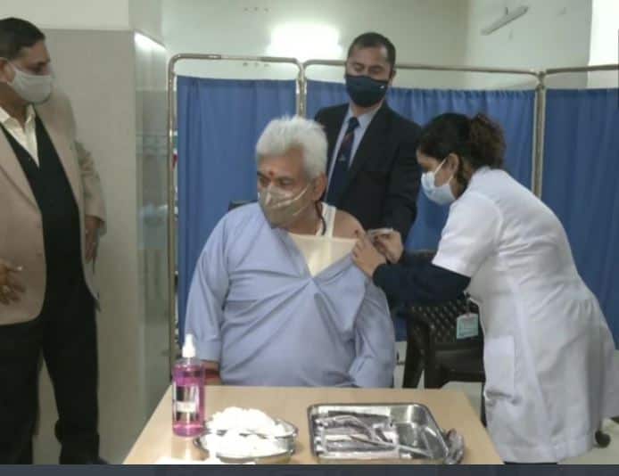 जम्मू और कश्मीर के एलजी मनोज सिन्हा ने भी आज बूस्टर डोज लगवाई.