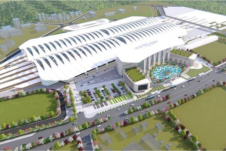 रीडेवल्‍प रेलवे स्टेशनों से बोर्डिंग करने वाले रेल यात्रियों या ट्रेनों से उतरने वाले यात्रियों को 10 से 50 रुपये स्टेशन डेवलपमेंट फीस ( Station Development Fees) देना पड़ सकता है. ये फीस ट्रेन में जिस क्लास में यात्री ट्रैवल करेंगे उस हिसाब से वसूला जाएगा. एसी कोच में ट्रैवल करने वाले यात्रियों को स्टेशन डेवलपमेंट फीस ( Station Development Fees) के तौर पर ज्यादा पैसे देने होंगे.