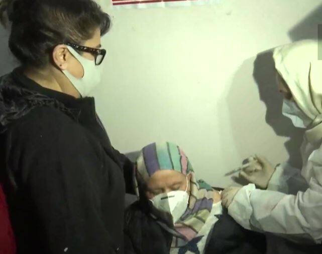 श्रीनगर के पीएचसी जवाहर नगर में भी बूस्टर डोज लेने के लिए काफी संख्या में लोग पहुंचे हैं