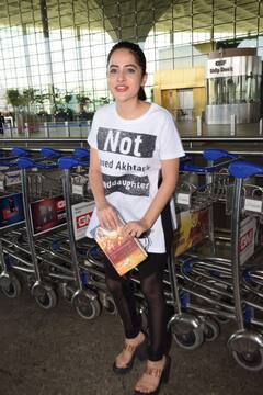 Urfi Javed Photos: हाथ में भगवद्गीता... कपड़ो पर Javed Akhtar को लेकर लिखी थी ऐसी बात, एयरपोर्ट पर बिना मास्क पहुंची उर्फी जावेद, मच गया बवाल