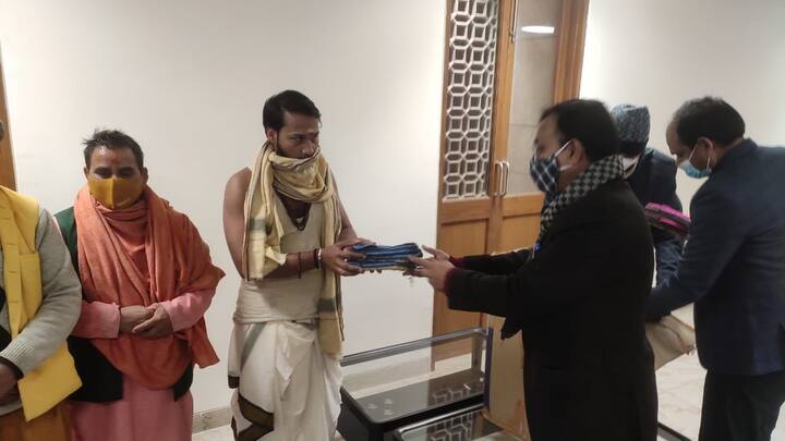 बता दें कि प्रधानमंत्री नरेंद्र मोदी द्वारा 100 जोड़ी पादुकाएं भेजी गई हैं. ये पादुकाएं जूट, ऊन और रंग बिरंगे धागों से बुनी गई हैं.