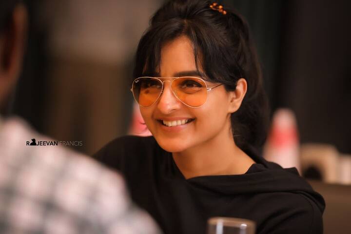 நெத்தி வகுடுக்குள்ள ஆம்பளைய சாச்சிருக்கா