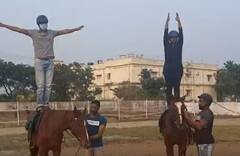 హార్స్ రైడింగ్ నేర్చుకునేందుకు ఆసక్తి చూపుతున్న యువత, చిన్నారులు..