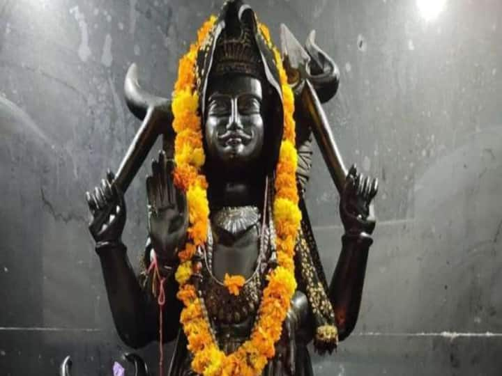 shani dev saturday upay do these upay to avoid inauspicious effect Shani Dev: न्याय के देवता शनिदेव के कुप्रभावों से बचना है तो आजमा लें ये उपाय, बिगड़े हालातों में आ जाएगा सुधार