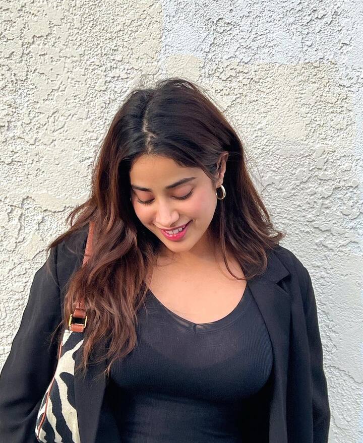 జాన్వీ కపూర్ అందాల ఫోటోలు -Image Credit:Janhvi Kapoor/Instagram