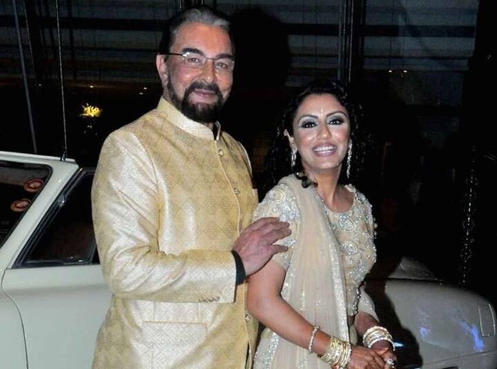 कई हॉलीवुड फिल्मों में भी नजर आ चुके बॉलीवुड एक्टर कबीर बेदी ने चार शादियां की हैं. उनकी चौथी पत्नी परवीन दुसांज उनसे उम्र में 29 साल छोटी हैं.