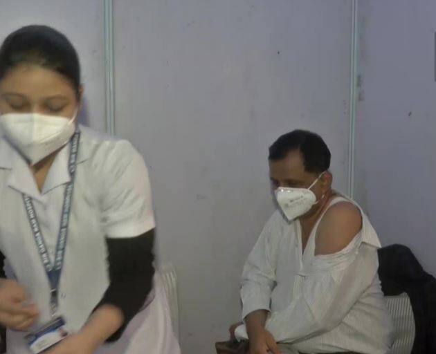 दिल्ली के सर गंगा राम अस्पताल में भी COVID-19 वैक्सीन की प्रिकॉशनरी खुराक फ्रंटलाइन वर्कर्स, 60 से अधिक उम्र के वरिष्ठ नागरिकों को दी जा रही है.