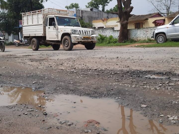 ​​Chhattisgarh Surguja area road bad condition in BJP government and now in Congress rule ANN Chhattisgarh News: 'सड़कों' ने तय कराया सियासत का सफर, लेकिन नहीं सुधरी इनकी तकदीर, जिम्मेदार कौन?