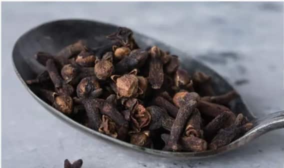 health tips : सकाळी अनोशापोटी लवंग खाण्याचे अनेक फायदे; जाणून घ्या... health tips : सकाळी अनोशापोटी लवंग खाण्याचे अनेक फायदे; जाणून घ्या...