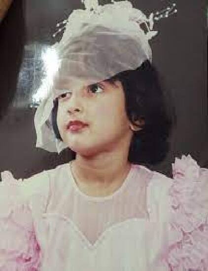 फोटो में नजर आ रही ये क्यूट छोटी सी लड़की और कोई नहीं बल्कि भोजपुरी क्वीन आम्रपाली दुबे ही हैं.