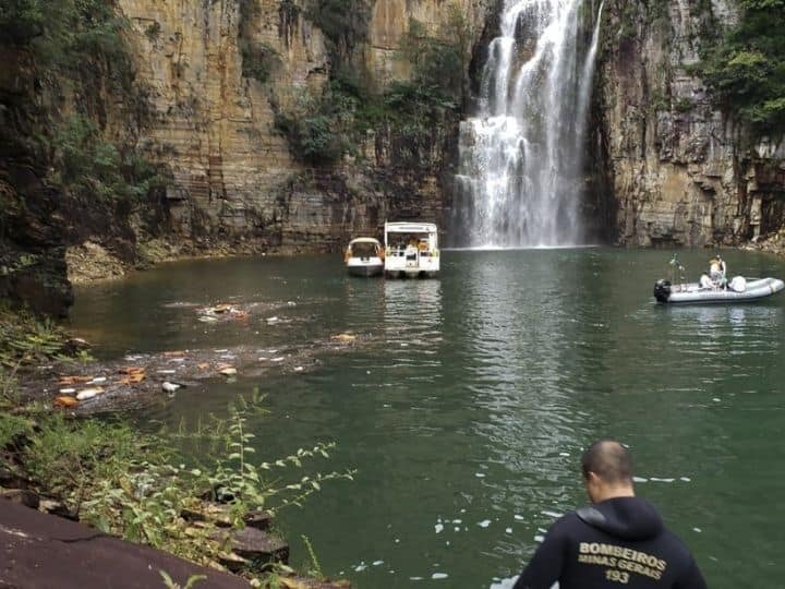 VIDEO: Cliff Breaks Off, Falls On Tourist Boats In Lake Furnas Brazil. 10 Killed VIDEO: Cliff Breaks Off, Falls On Tourist Boats In Brazil’s Lake Furnas. 10 Killed