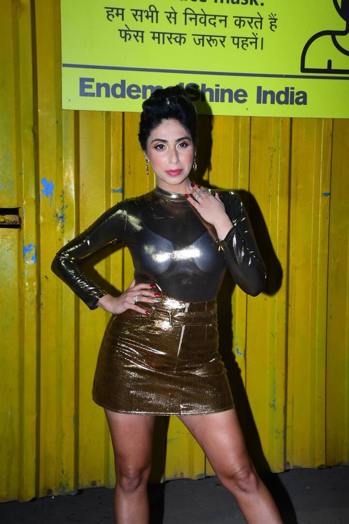सिर्फ बोल्ड अंदाज ही नहीं नेहा के तेवर भी बोल्ड है. बिंदास नेचर वालीं नेहा भसीन (Neha Bhasin Looks) अक्सर अपने लुक्स को लेकर चर्चा में बनी रहती हैं.