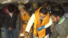 Dehradun: CM Dhami ने Tapkeshwar Mandir में की भगवान शिव की आराधना, तस्वीरें देखिए