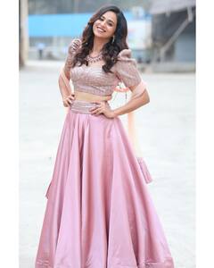 Swanandi Tikekar: मनमोहक स्वानंदीचा ग्लॅमरस लूक, फोटो चर्चेत