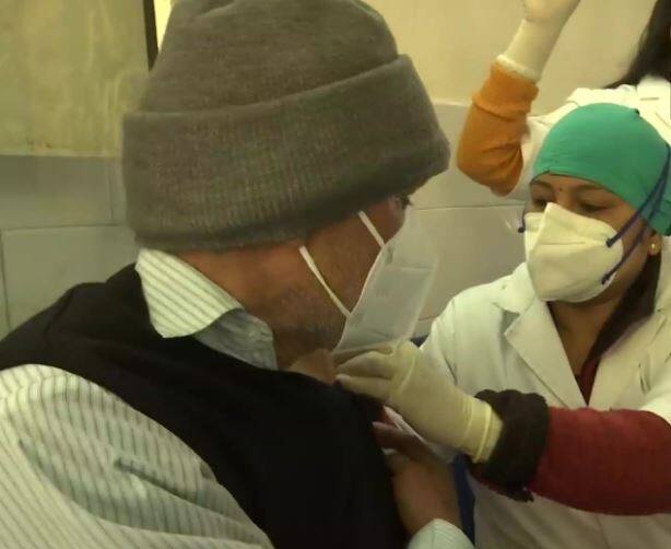 इसके साथ ही बता दें कि बूस्टर डोज के लाभार्थी, किसी भी वैक्सीनेशन सेंटर पर जाकर अपॉइंटमेंट ले सकते हैं. वहीं हेल्थकेयर वर्कर्स, फ्रंटलाइन वर्कर्स और 60 साल से ऊपर के लोग जो को-मॉरबिडिटीज से जूझ रहे हैं, वे अपना रजिस्ट्रेशन कोविन पोर्टल पर भी करा सकते हैं. नेशनल हेल्थ मिशन के मिशन डायरेक्टर और अतिरिक्त सचिव विकास शील ने एक ट्वीट में शनिवार को कहा था कि फ्रंटलाइन वर्कर्स, हेल्थ वर्कर्स और 60 साल से ऊपर के नागरिकों के लिए ऑनलाइन अपॉइंटमेंट का लिंक अब लाइव है. अपॉइंटमेंट बुक कराने का लिंक http://cowin.gov.in है