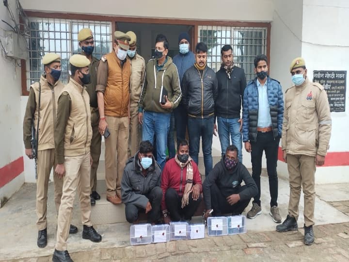 Azamgarh police caught bike thief gang, arrested three accused, seized 9 bikes, 3 pistols and 20 smartphones ann Azamgarh News: आजमगढ़ पुलिस ने बाइक चोर गैंग को पकड़ा,  जब्त किए 9 बाइक, 3 तमंचे और 20 स्मार्टफोन