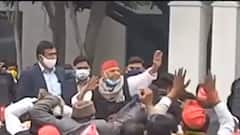 UP Election: SP कार्यालय में Mulayam Singh कर रहे बैठक, Akhilesh Yadav भी है मौजूद