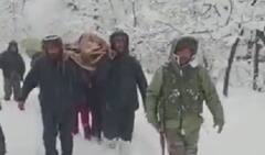 ਸੈਨਾ ਦੇ ਜਵਾਨਾਂ ਨੂੰ ਸਲਾਮ, ਦੇਖੋ ਕਿਵੇਂ ਮੋਢਿਆਂ 'ਤੇ ਚੁੱਕ ਕੇ ਬਰਫੀਲੇ ਰਸਤਿਆਂ ਤੋਂ ਗਰਭਵਤੀ ਮਹਿਲਾ ਨੂੰ ਪਹੁੰਚਾਇਆ ਹਸਪਤਾਲ