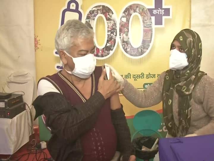 COVID vaccine precautionary dose being administered to senior citizens above 60 years of age with co-morbidities Booster Dose: दिल्ली-पटना से चेन्नई तक बुजुर्गों और फ्रंटलाइन वर्कर्स को दी जा रही प्रीकॉशन डोज, बुजुर्ग बोले- We Feel Fine, जानें 10 बड़ी बातें