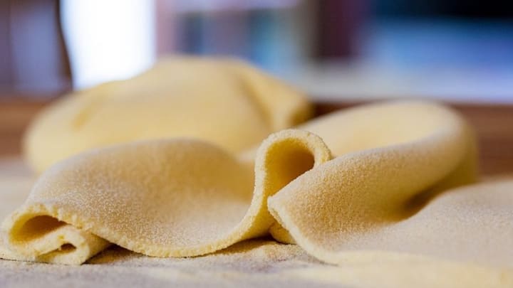 এ বার একটি পাত্রে প্রথমে রেড সসের লেয়ার তৈরি করুন। তার পর সেদ্ধ ময়দার চাদর বিছিয়ে দিন। তার উপর ফের রেড সসের লেয়ার। তার উপর ভেজে রাখা সবজির মিশ্রণ ছড়িয়ে হোয়াইট সস। উপরে গুঁড়ো চিজ ছড়িয়ে দিলে পারেন। ফের ময়দার চাদর এবং একই ভাবে লেয়ার তৈরি করতে হবে।